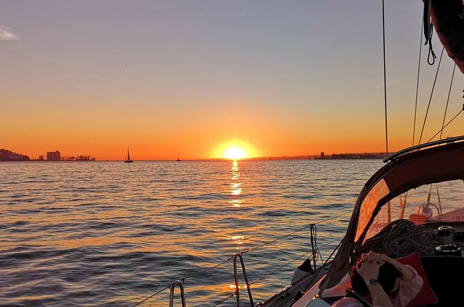 Luxury Yacht Sunset Sail with 2 Drinks